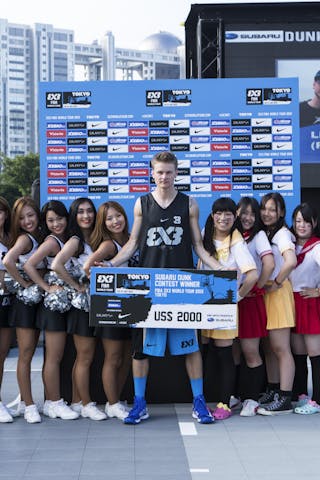 Winner of the Subaru Dunk contest, with the cheerleaders and the check Tokyo Masters 20-21 July 2013