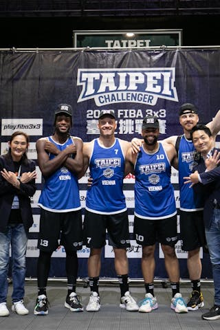 Winner Team with Mayer of the Taipei City