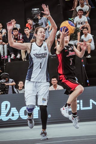 7 Yuki Hyugano (JPN) - 1 Lin Chiwen (TPE) - Chinese Taipei v Japan, 2016 FIBA 3x3 World Championships - Women, Pool, 11 October 2016